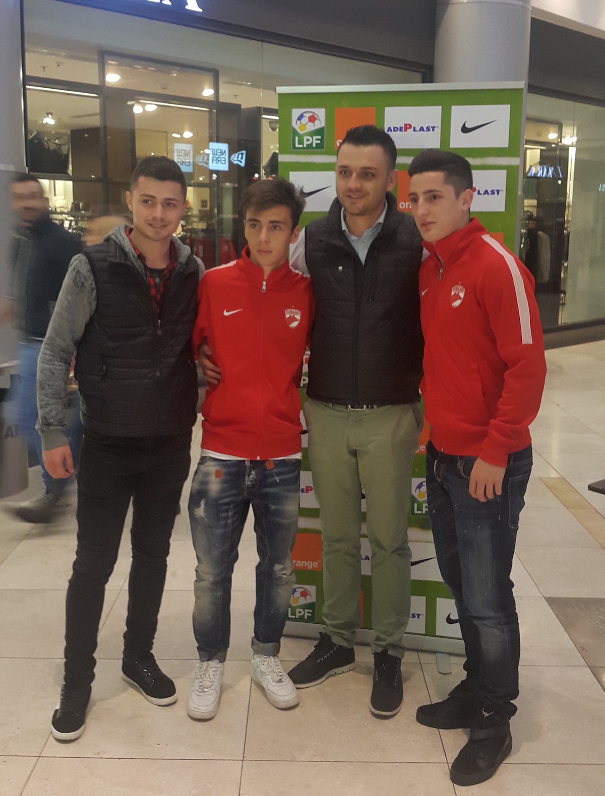 De Mărțișor, înainte de Derby de România de joi, din Cupă, lecție de fair-play între Steaua și Dinamo! Toată Liga I a sărbătorit Ziua Femeii! / FOTO&VIDEO