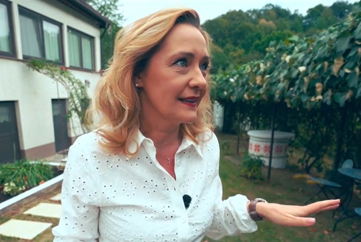 Imagini cu casa în care locuiește Elena Lasconi în Câmpulung Muscel. A descris-o ca fiind căminul visurilor sale