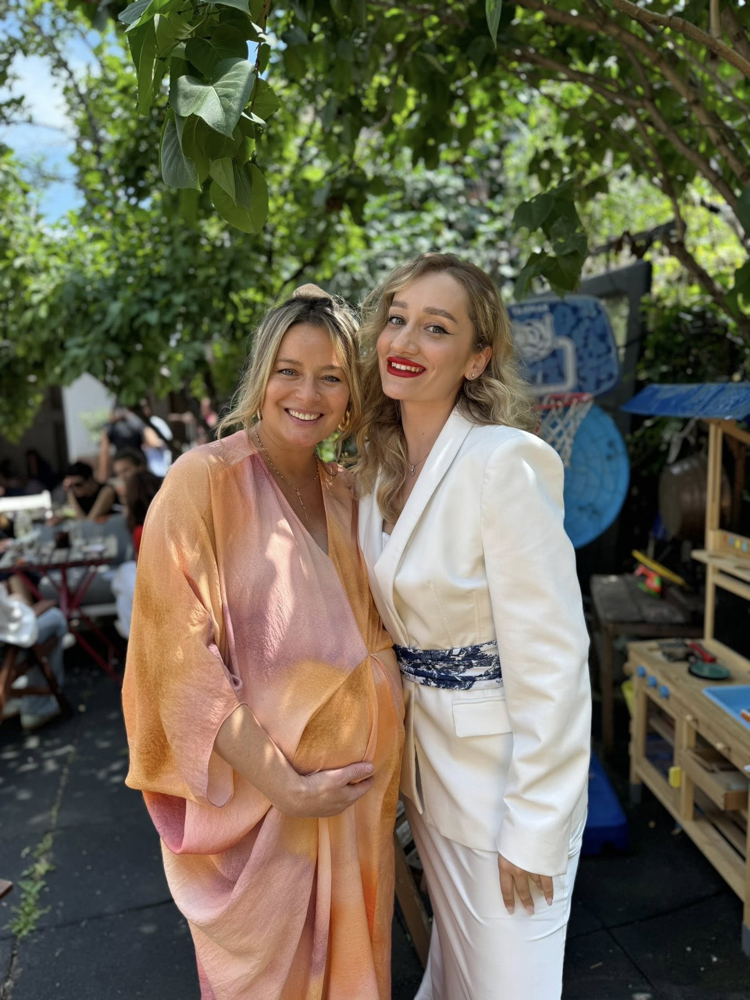Cum a apărut Laura Cosoi alături de Anca Țurcașiu și Adela Popescu, la petrecerea organizată înainte de venirea pe lume a celei de-a cincea fetițe