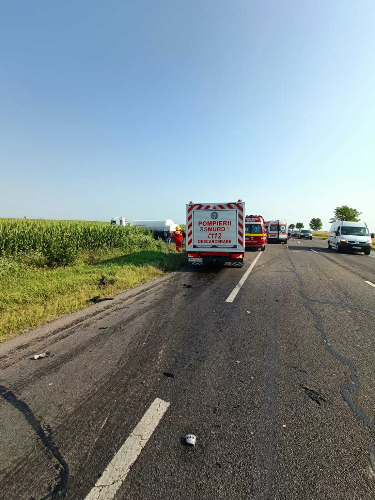 Autoturism strivit și târât zeci de metri într-un lan de porumb, după impactul cu o cisternă, în Ialomița. Șoferul a murit pe loc