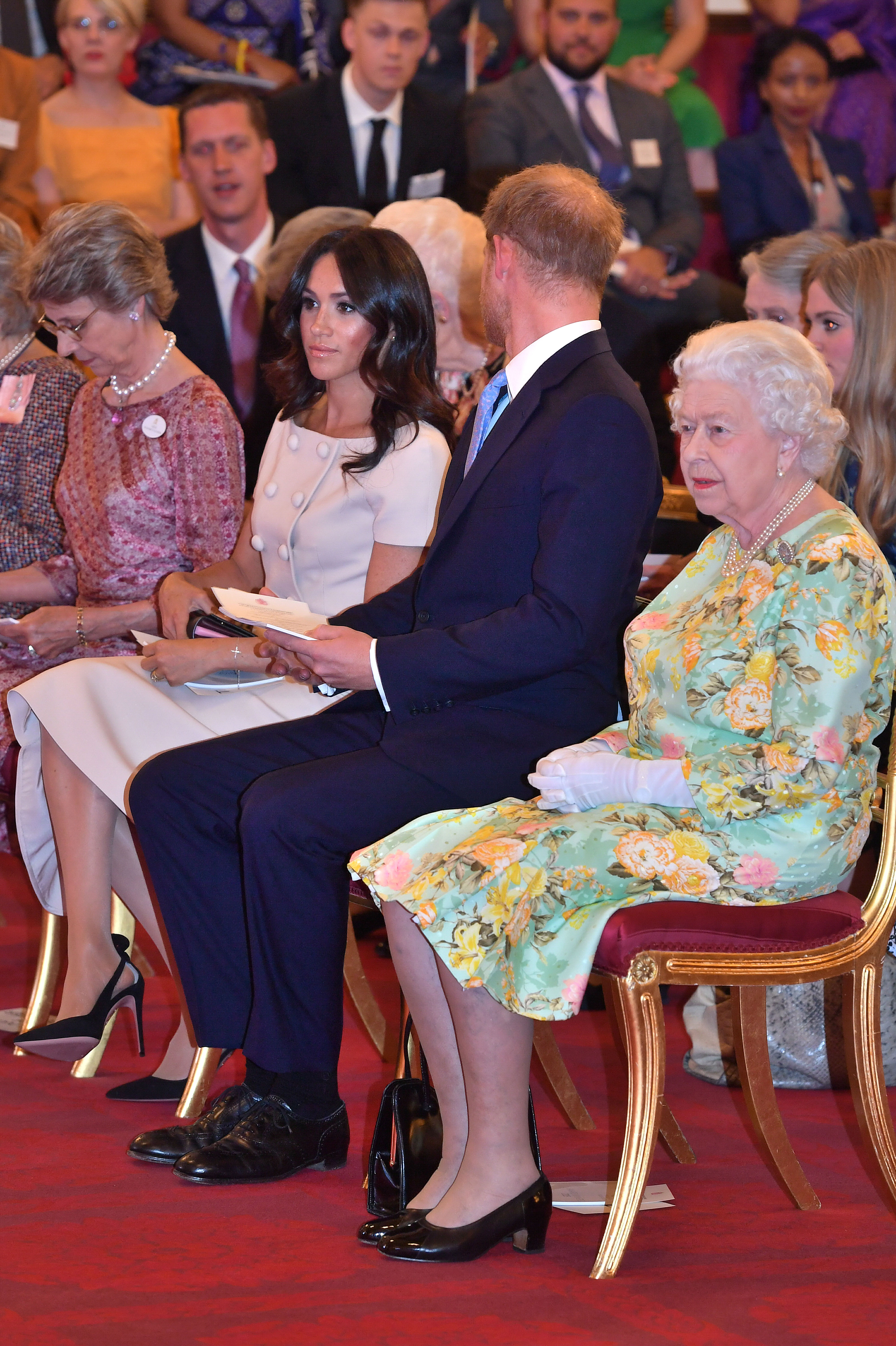 FOTO | Meghan Markle, lipsită de respect în fața Reginei Marii Britanii. Cum a stat ducesa de Sussex la fotografia oficială