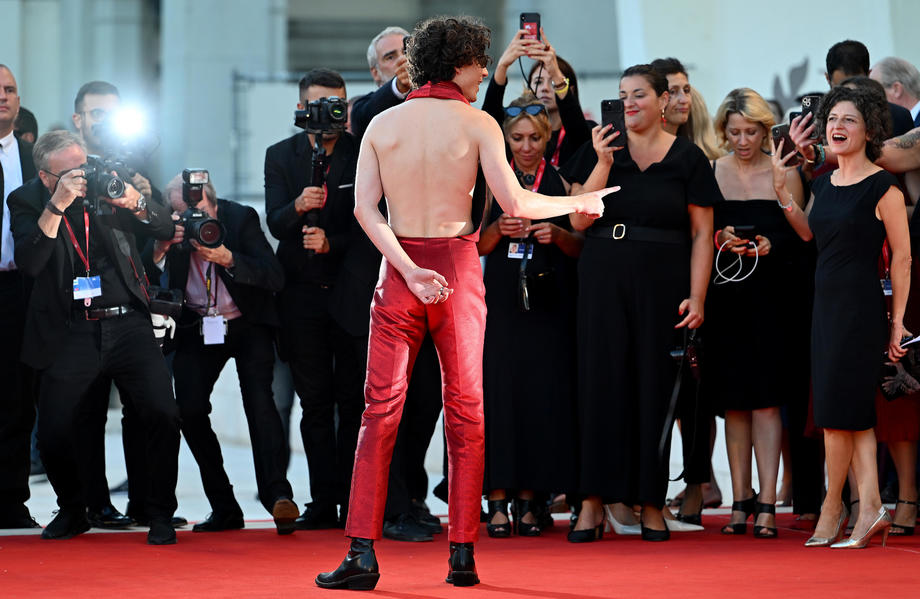 Timothée Chalamet, cu spatele gol la Festivalul de Film de la Veneția. Tânărul actor a ales și la acest eveniment o ținută excentrică