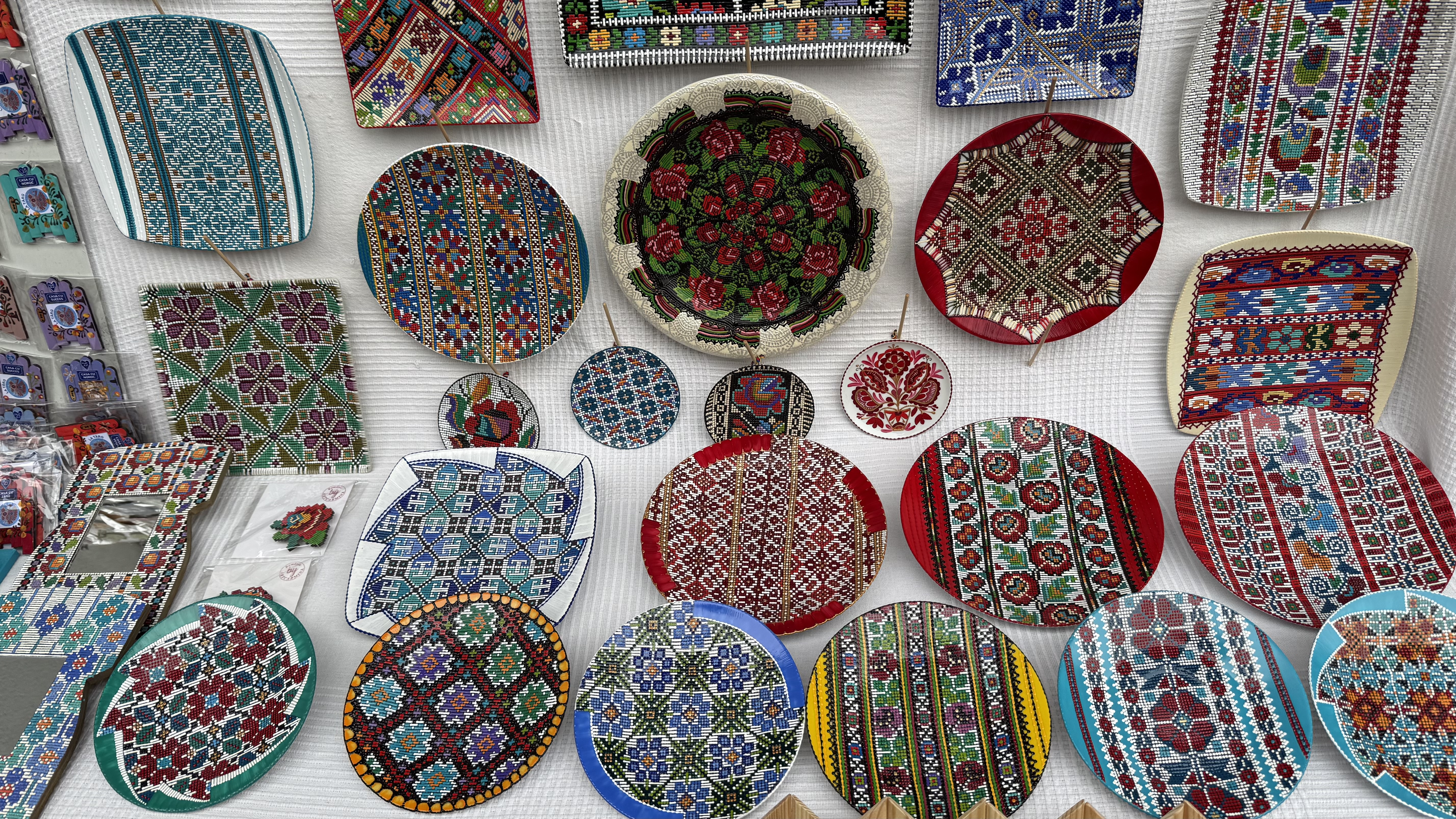 „Esență de Românie într-o farfurie”. Peter Brâncoveanu și broderiile pictate pe ceramică: „50 de lei sau 10 euro! Am și Revolut”