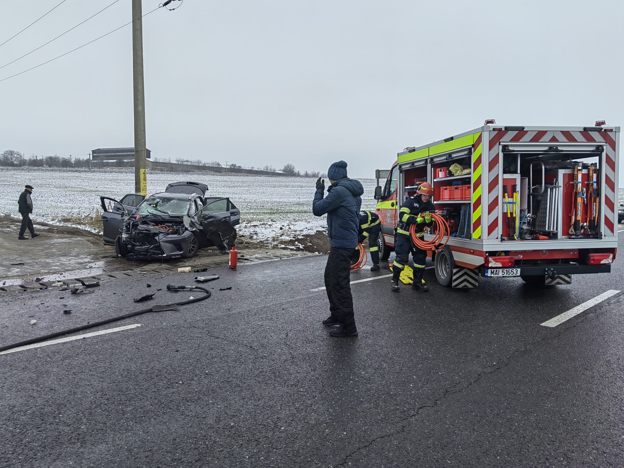 Un mort și patru răniți după ce un microbuz și o mașină s-au ciocnit în Războieni, județul Iași