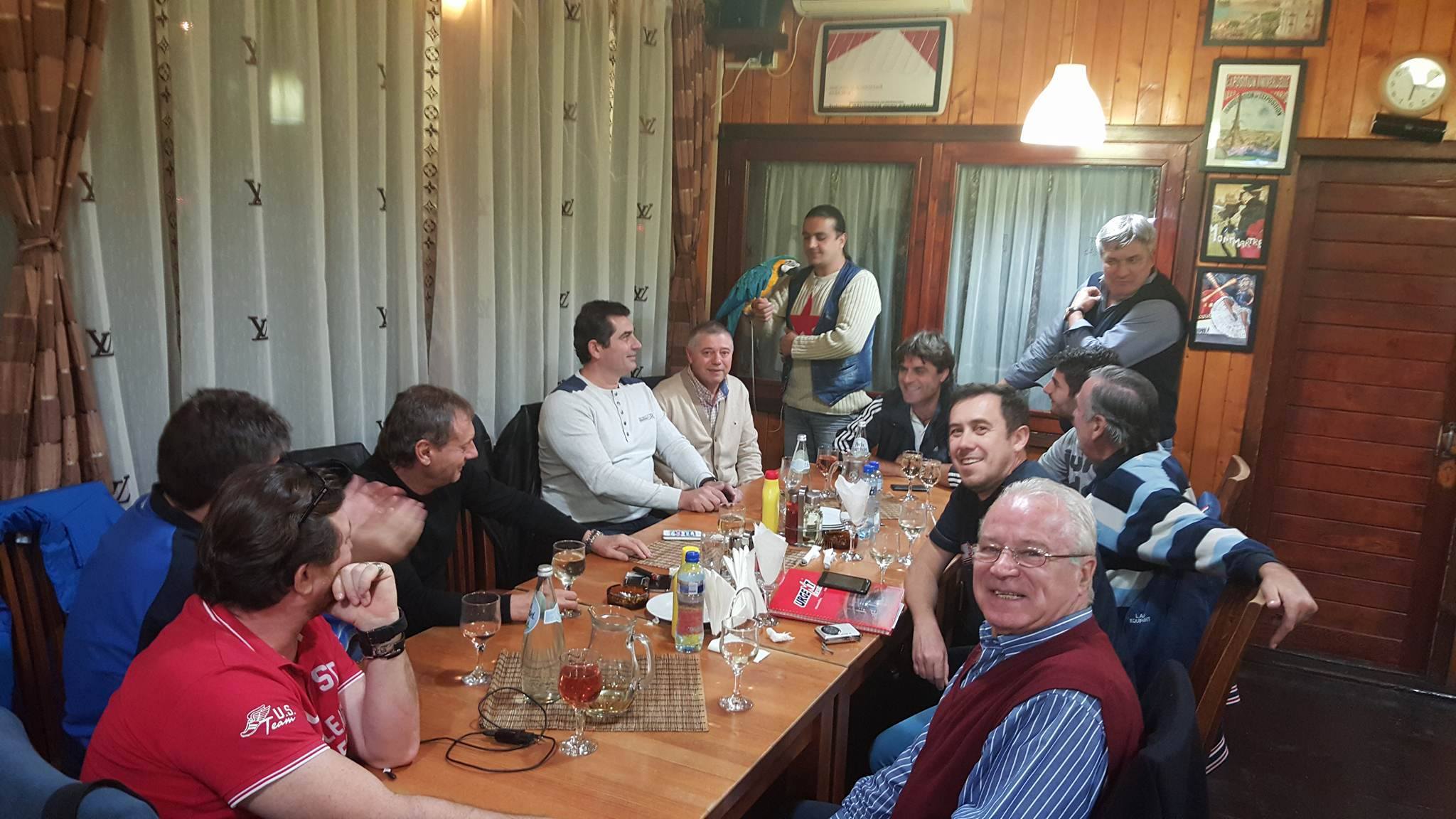 ”Au ciocnit un pahar, mă rog, mai multe (!), Viorel Kraus, Ion Goanță, "Bimbo" Paraschiv, Ion Manu, Bratu Pârvu, Leontin Toader, Ștefan Popa, Ilie Balaci, Costin Manea și...subsemnatul!”. Balaci, la party / VIDEO