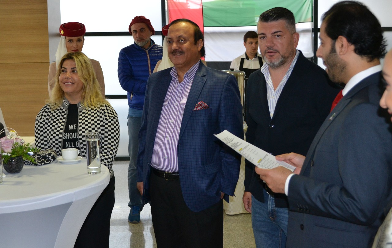 Șeicul care patronează Manchester City a trimis-o la Ploiești pe Lara Sawaya, mâna sa dreapta în materie de cai Pur Sânge Arab: ”Îi plac și caii, și fotbalul”. Totul despre eveniment! / FOTO&VIDEO