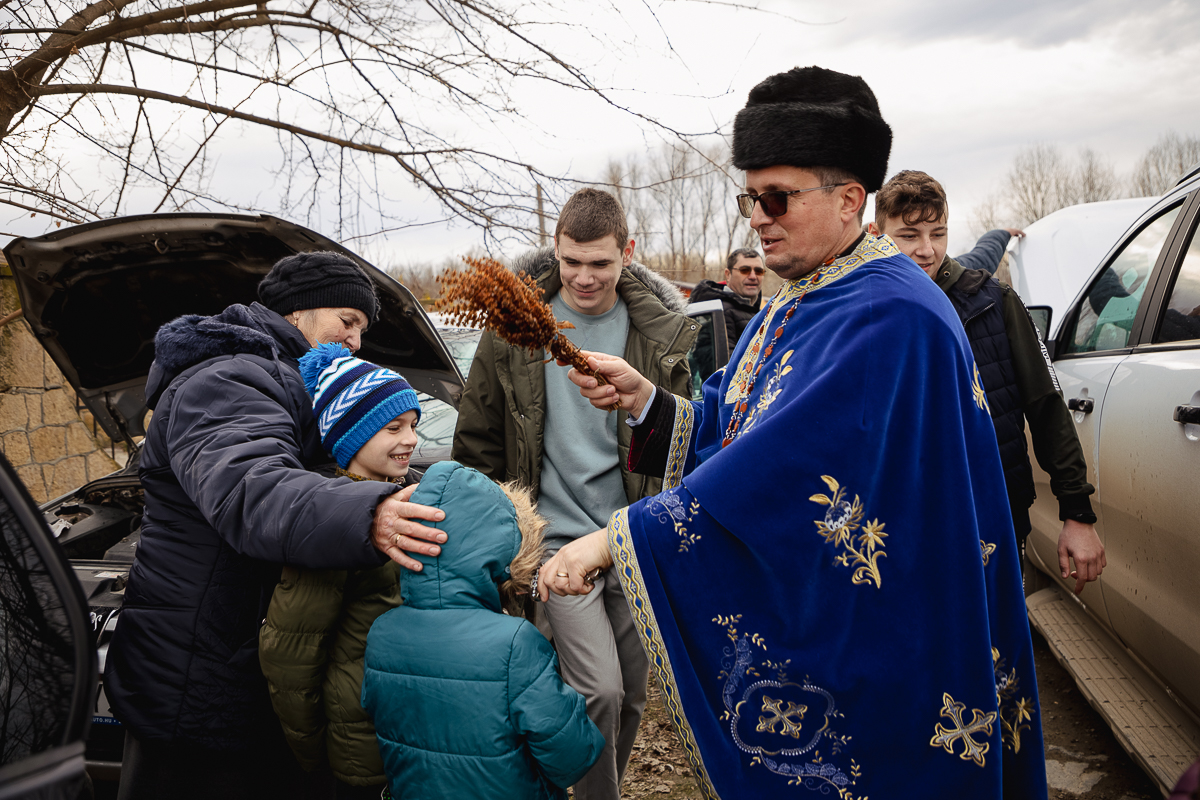 REPORTAJ Boboteaza pe malul Dunării, în comuna Ostrov: procesiune la debarcader, concurs de prins crucea și curse de cai
