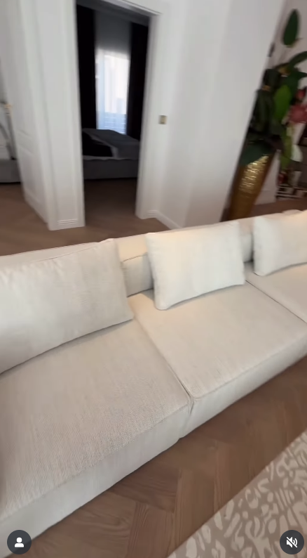 Imagini din noua casă a Georgianei Lobonț. Livingul este imens. Artista a ales culori calde și relaxante pentru decor