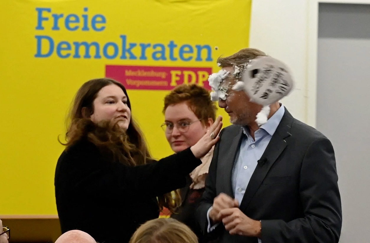 Christian Lindner, liderul Partidului Liber Democrat din Germania, atacat cu „tort”, la o acțiune electorală: „Măcar de era gustos” | VIDEO