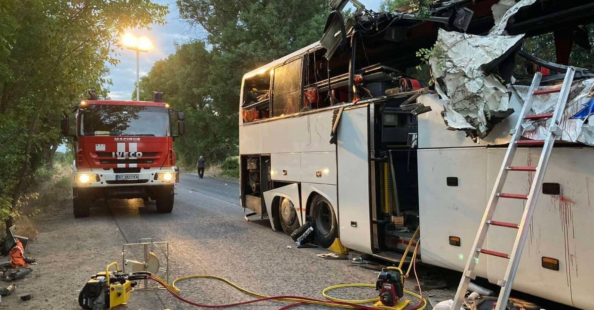 Imagini teribile cu autocarul românesc implicat în accident în Bulgaria. Bucăți din vehicul au rămas agățate de un copac