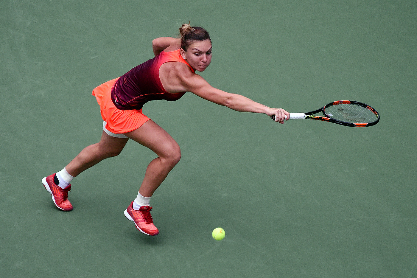 Superperformanţă realizată de Simona Halep, care a învins-o pe Victoria Azarenka, în trei seturi, şi s-a calificat în semifinalele de la US Open. Românca a condus ostilităţile în primul set, l-a cedat pe cel secund, dar a fost formidabilă în decisiv. Meciul a fost întrerupt o oră în ultimul act din cauza ploii. Simona a egalat performanţa Irinei Spârlea din 1997 / LIVE BLOG & SUPERGALERIE FOTO