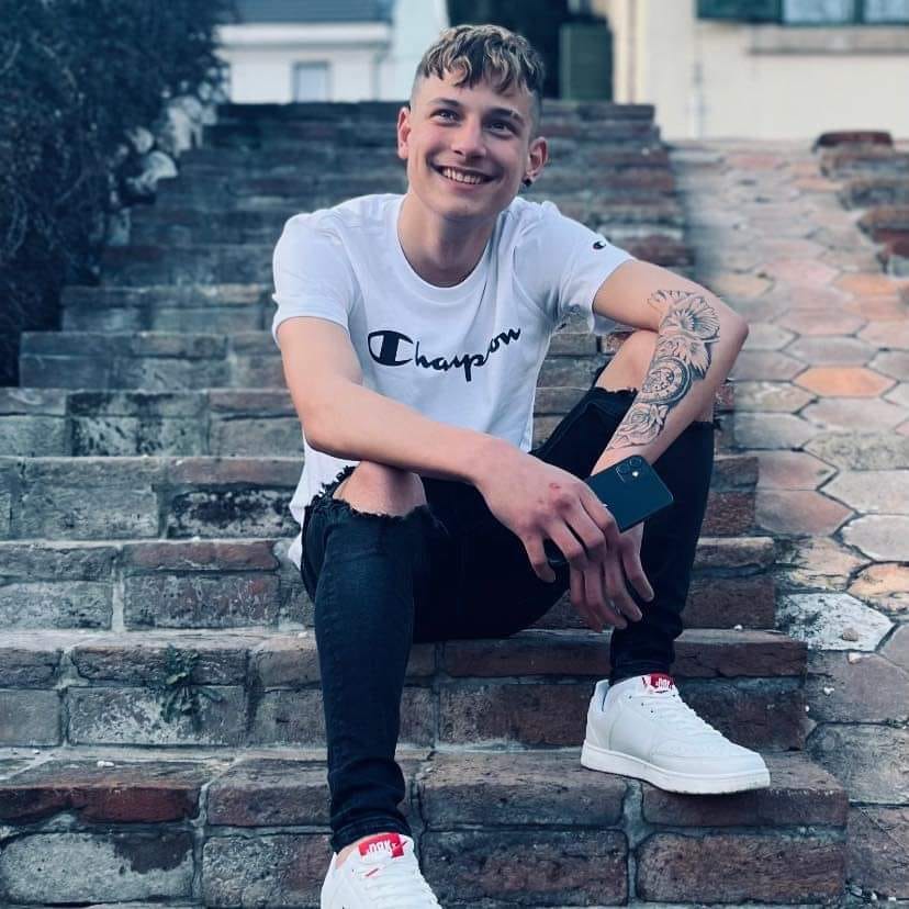 Haza indult barátjával Budapestről a siket fiú, két hete nem ad életjelet magáról - Kétségbeesetten keresi családja az eltűnt 18 éves Dávidot