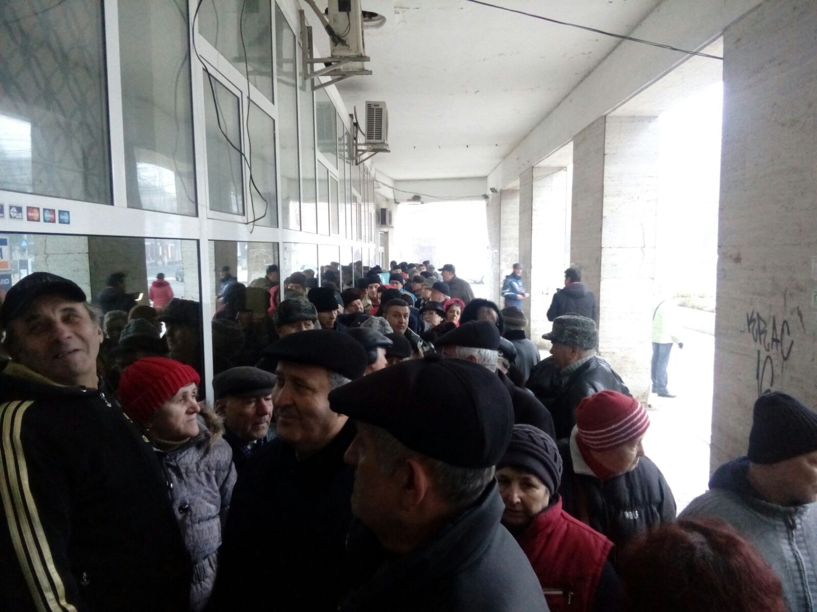 FOTO| Înghesuială, îmbrânceli și ghionturi la Galați, pentru plata impozitelor în prima zi de deschidere a ghișeelor
