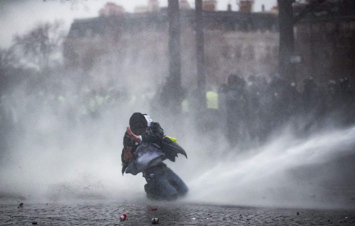 FOTO | Noi violențe la protestul vestelor galbene din Paris: tunuri cu apă, gaze lacrimogene și zeci de rețineri