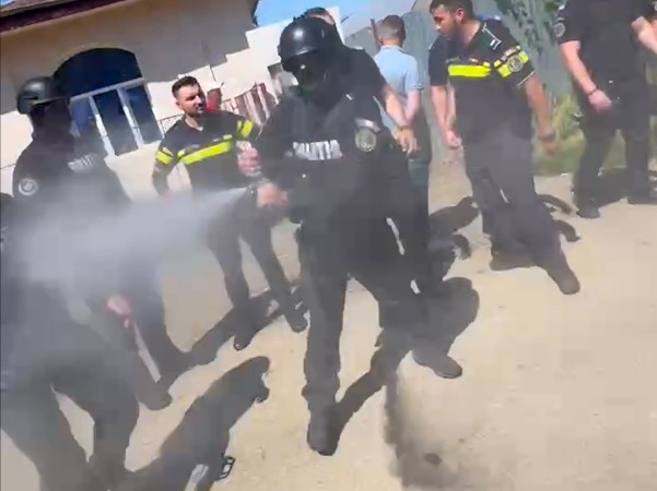 REPORTAJ Lacrimogene de campanie în Mihăilești, Giurgiu: polițiști înarmați și jandarmi au venit să oprească un protest față de primar