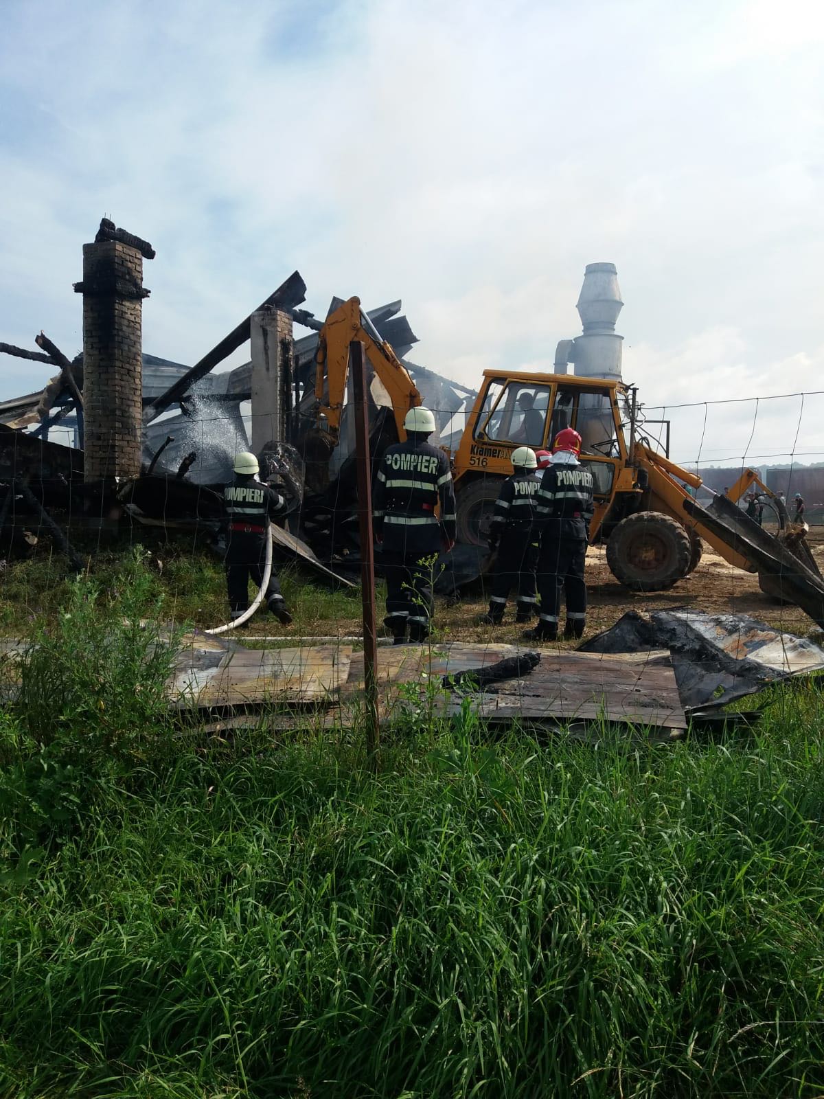 Incendiu la o hală de prelucrare a lemnului din Bățanii Mari, judeţul Covasna. Acoperişul halei s-a prăbuşit