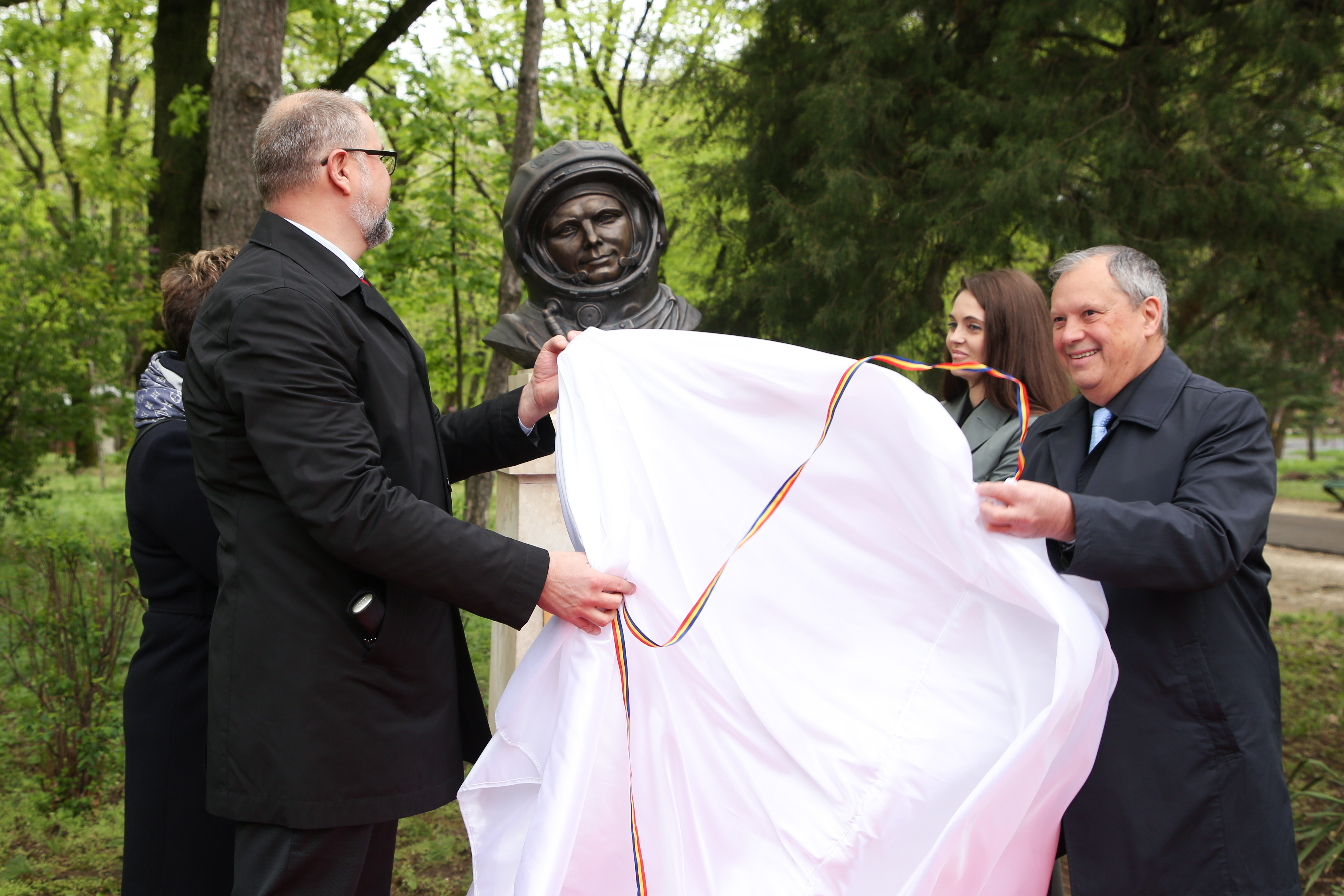 FOTO / Bust din bronz al cosmonautului Iuri Gagarin, inaugurat în Parcul Herăstrău. La eveniment a participat și Dumitru Prunariu