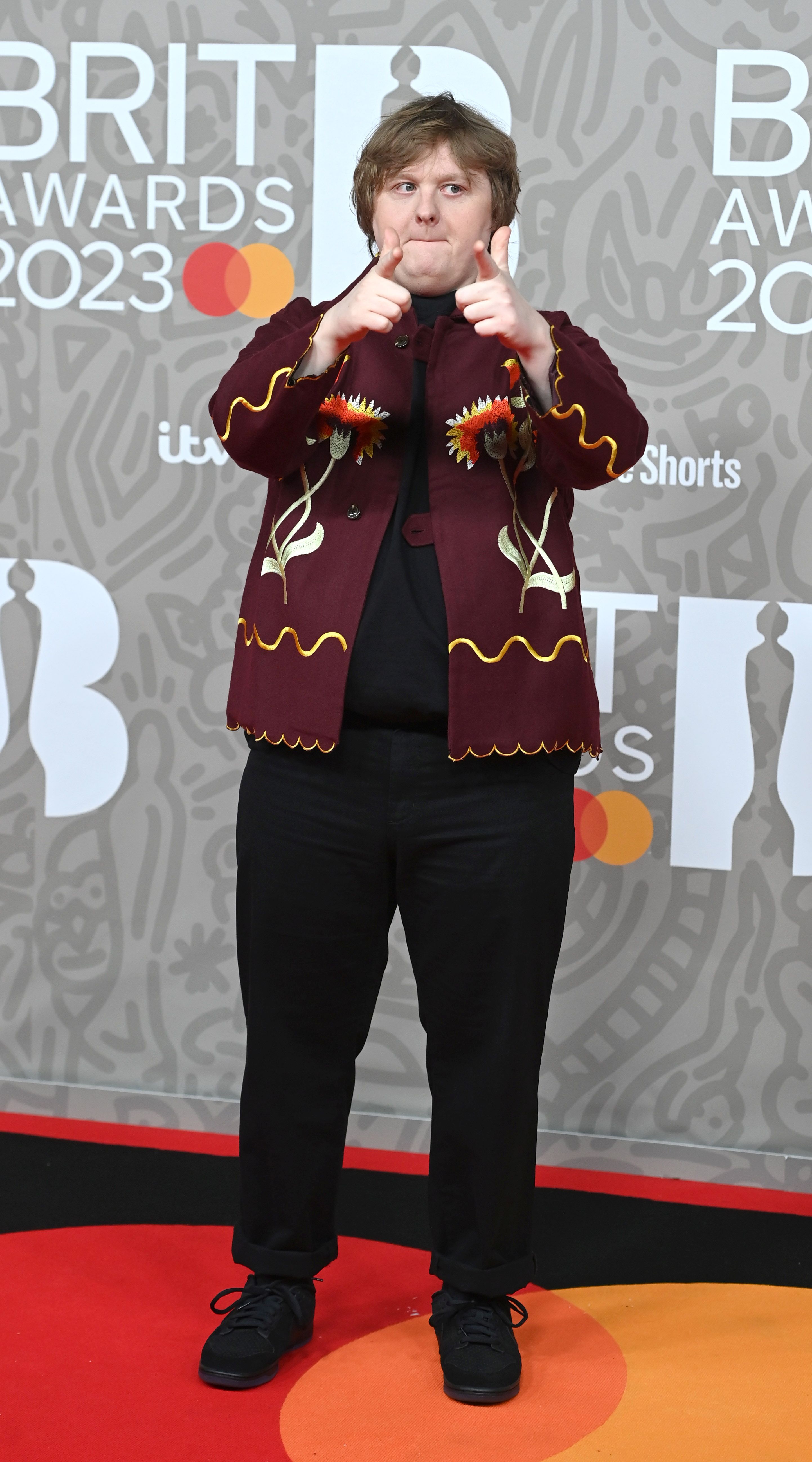 Lewis Capaldi vine la UNTOLD 2026. Totul despre artistul britanic cu miliarde de vizualizări pe YouTube
