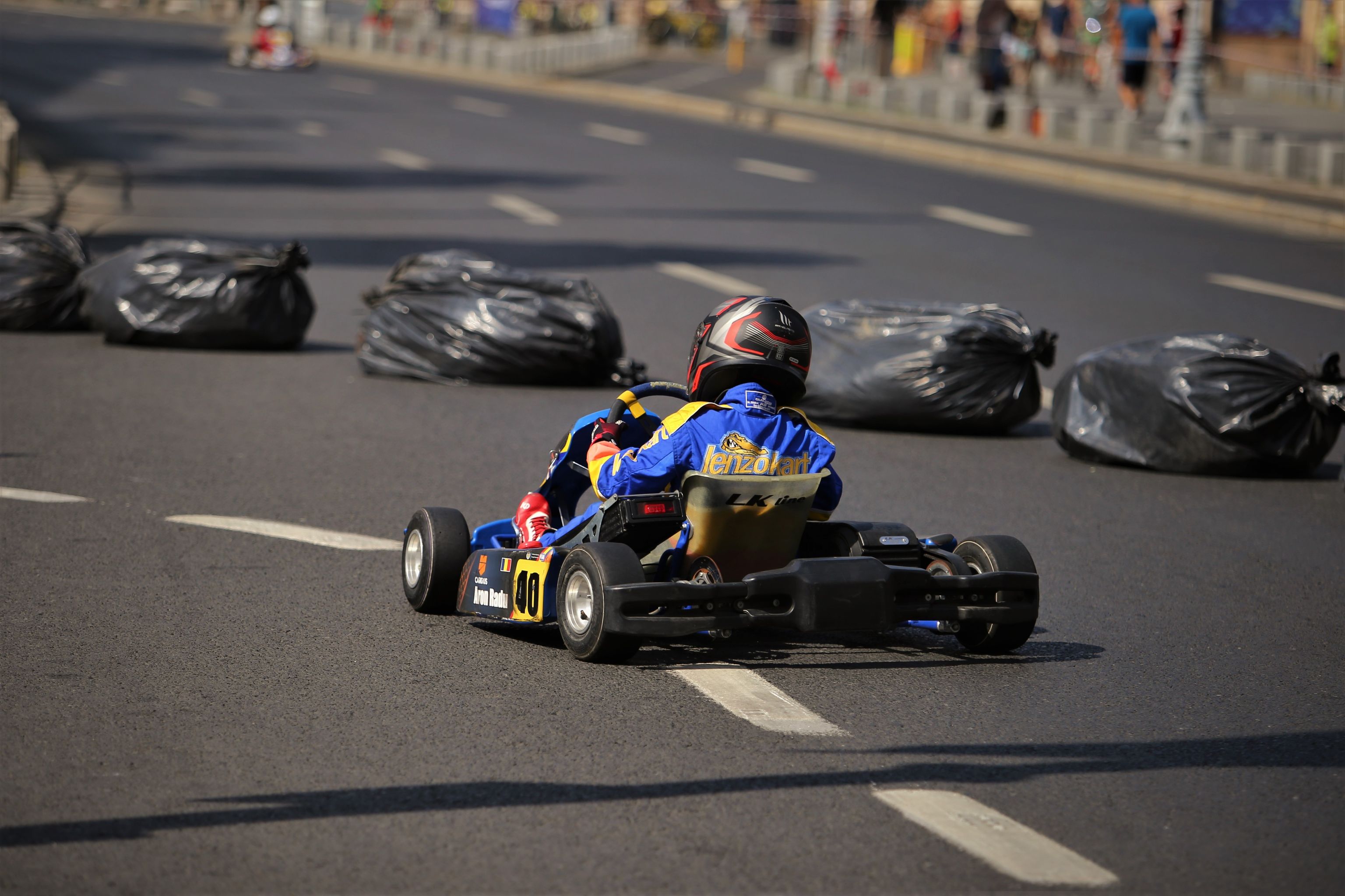 De ce au apărut pe pista de karting „saci de gunoi” pe post de obstacole? „Am vrut ceva mai estetic, dar nu am găsit”