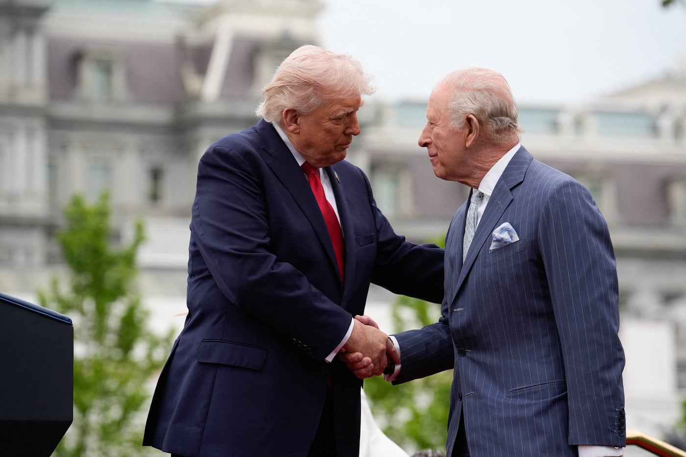 Regele Charles al III-lea, primit cu fast la Casa Albă. Donald Trump laudă „relaţia specială” cu Regatul Unit și face glume: „Ce zi britanică frumoasă”