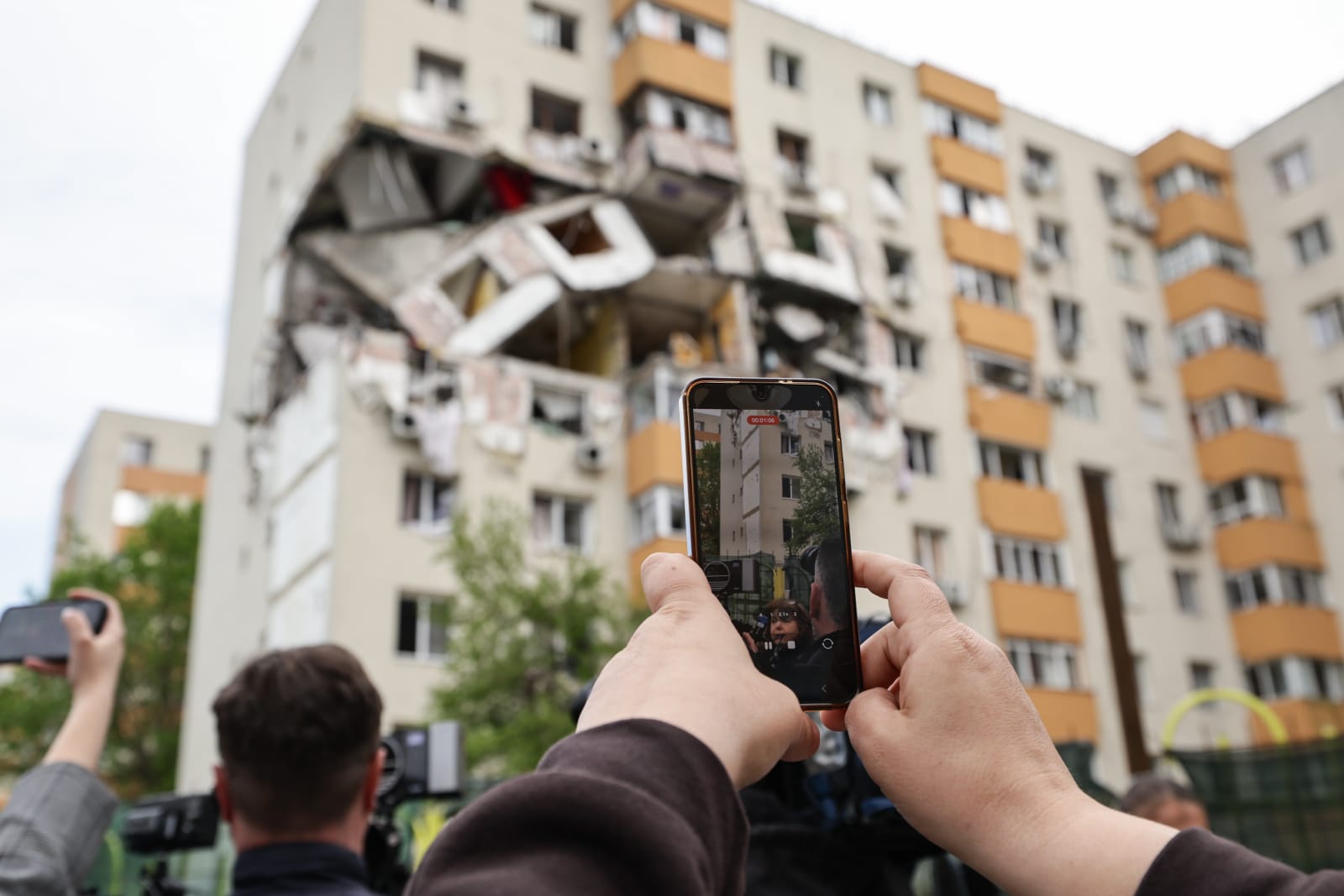 Locatarii blocului care a explodat în Rahova acum 6 luni sunt disperați: „Nimeni nu ne ajută. Venim ca proștii pe aici, ne uităm și plecăm”