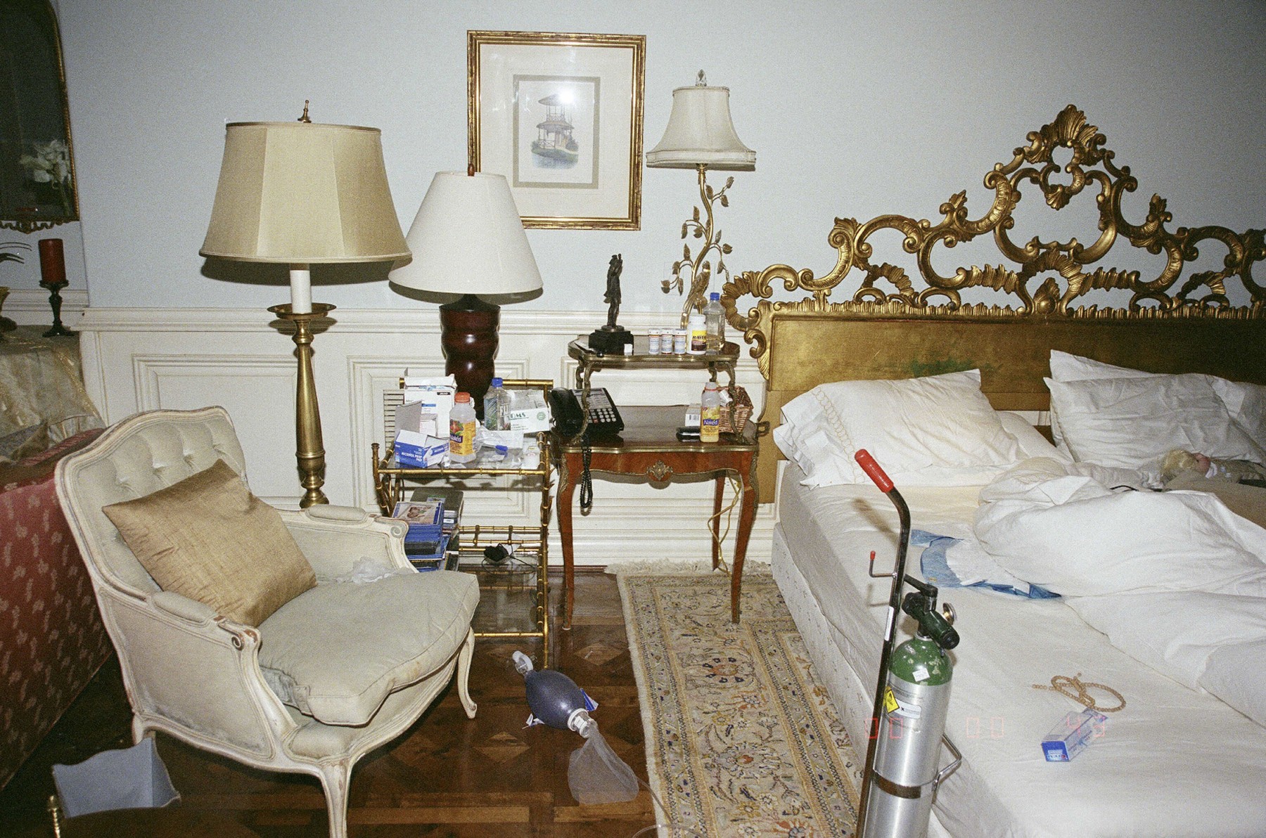 Cum arăta casa în care a murit Michael Jackson. Imagini din dormitor: Ce au găsit anchetatorii lângă patul artistului
