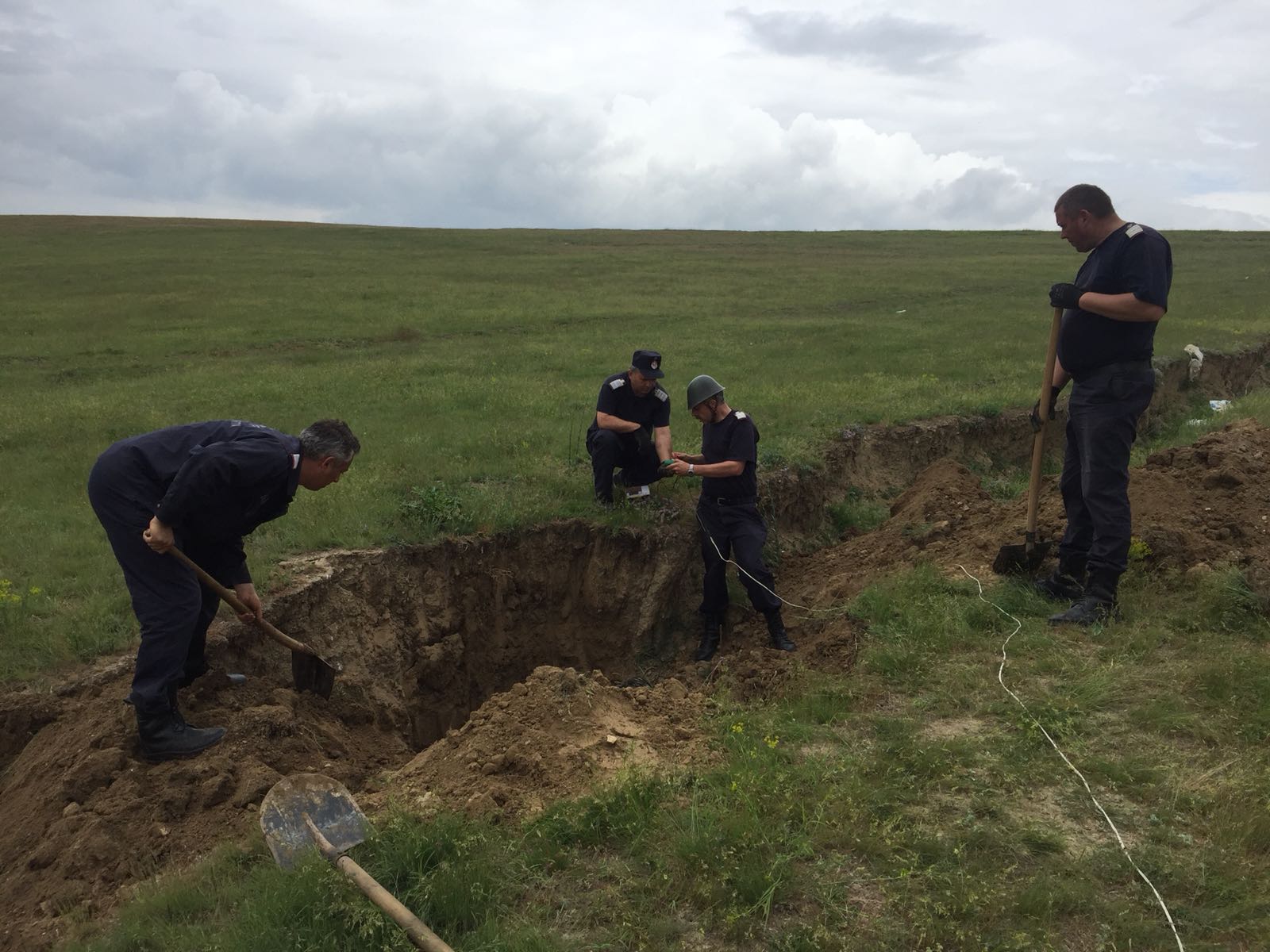 Depozit de muniție descoperit într-o comună din Tulcea. Pirotehniștii au căutat două zile să găsească toată muniția