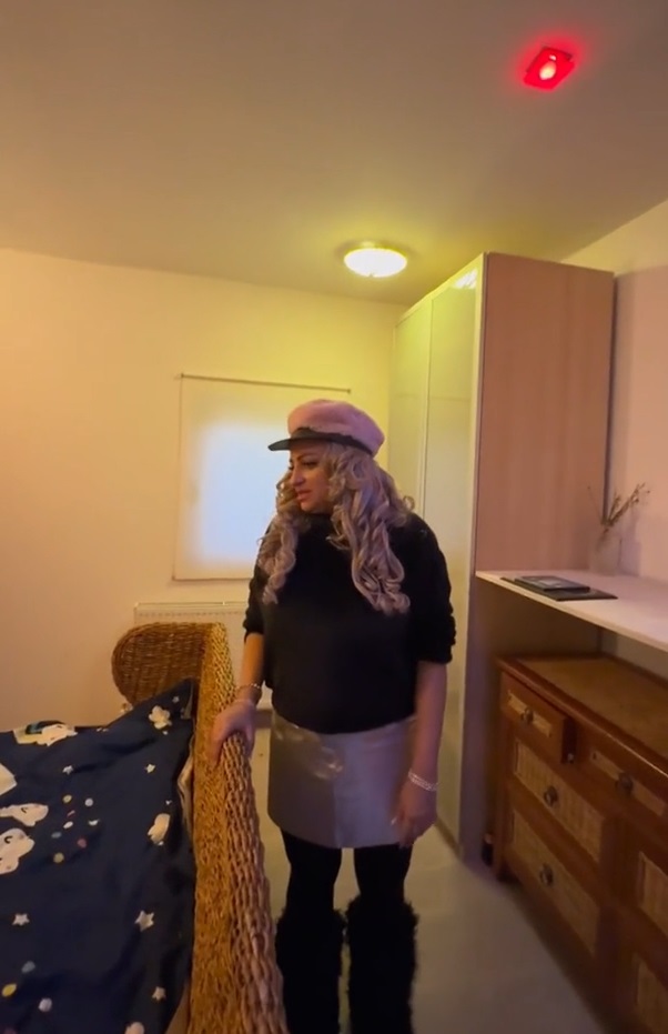 Casa din Snagov a Sânzianei Buruiană e platou de filmare pentru un serial de la Antena 1. Vila de lux e estimată la 500.000 de euro