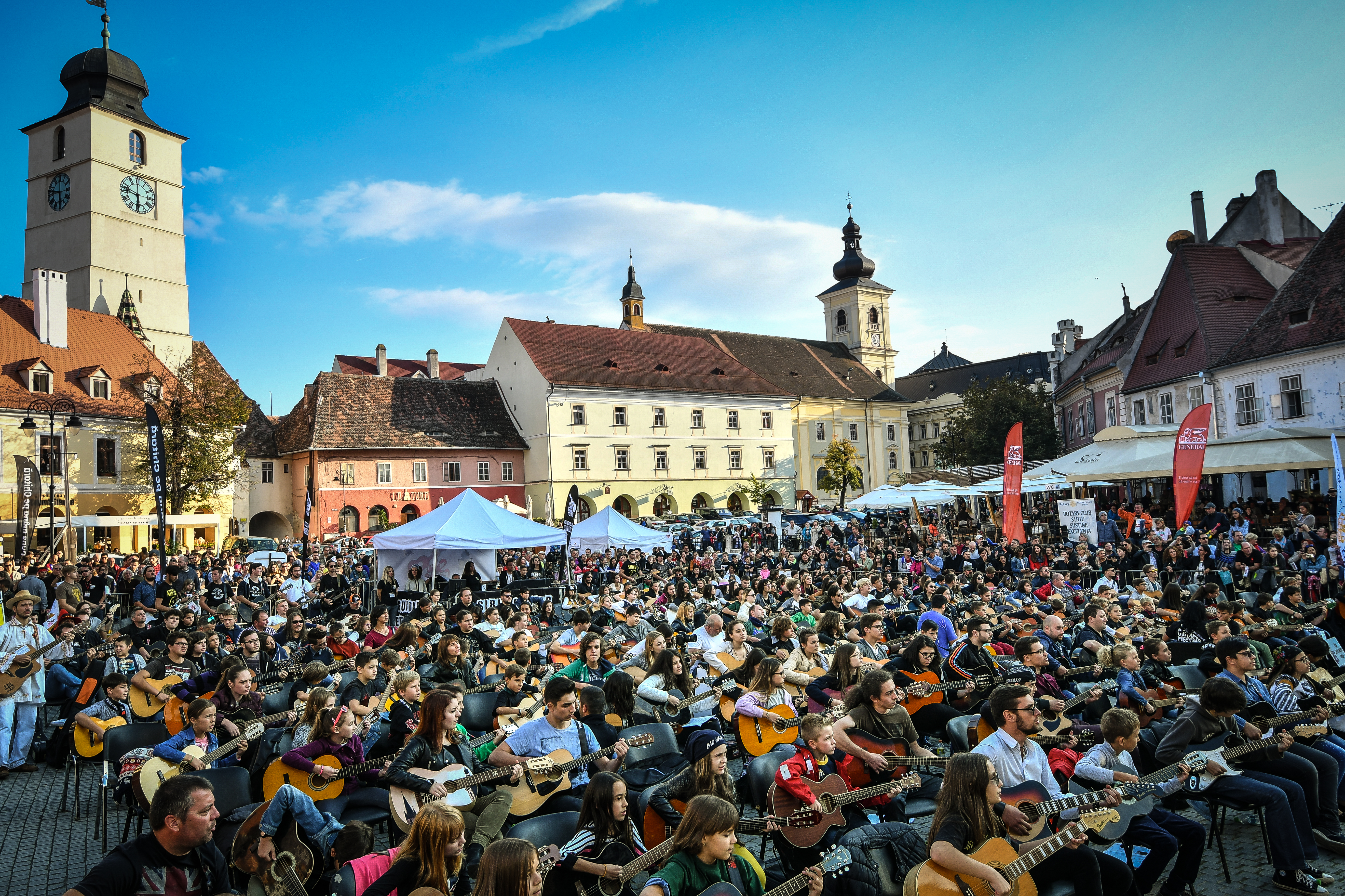 Sute de tineri şi-au acordat chitarele şi au cântat la unison la Sibiu FOTO&VIDEO