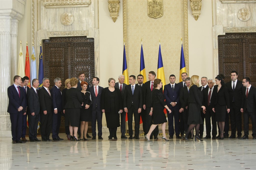 Cabinetul Grindeanu a depus jurământul; Iohannis, către Dragnea: Aflarăm de la televizor că sunteți singurul care cunoaște programul de guvernare: Învățați-i și pe ei! / GALERIE FOTO