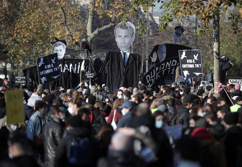 VIDEO | Ciocniri violente la Paris, între forțele de ordine și oamenii care protestează față de brutalitatea poliției