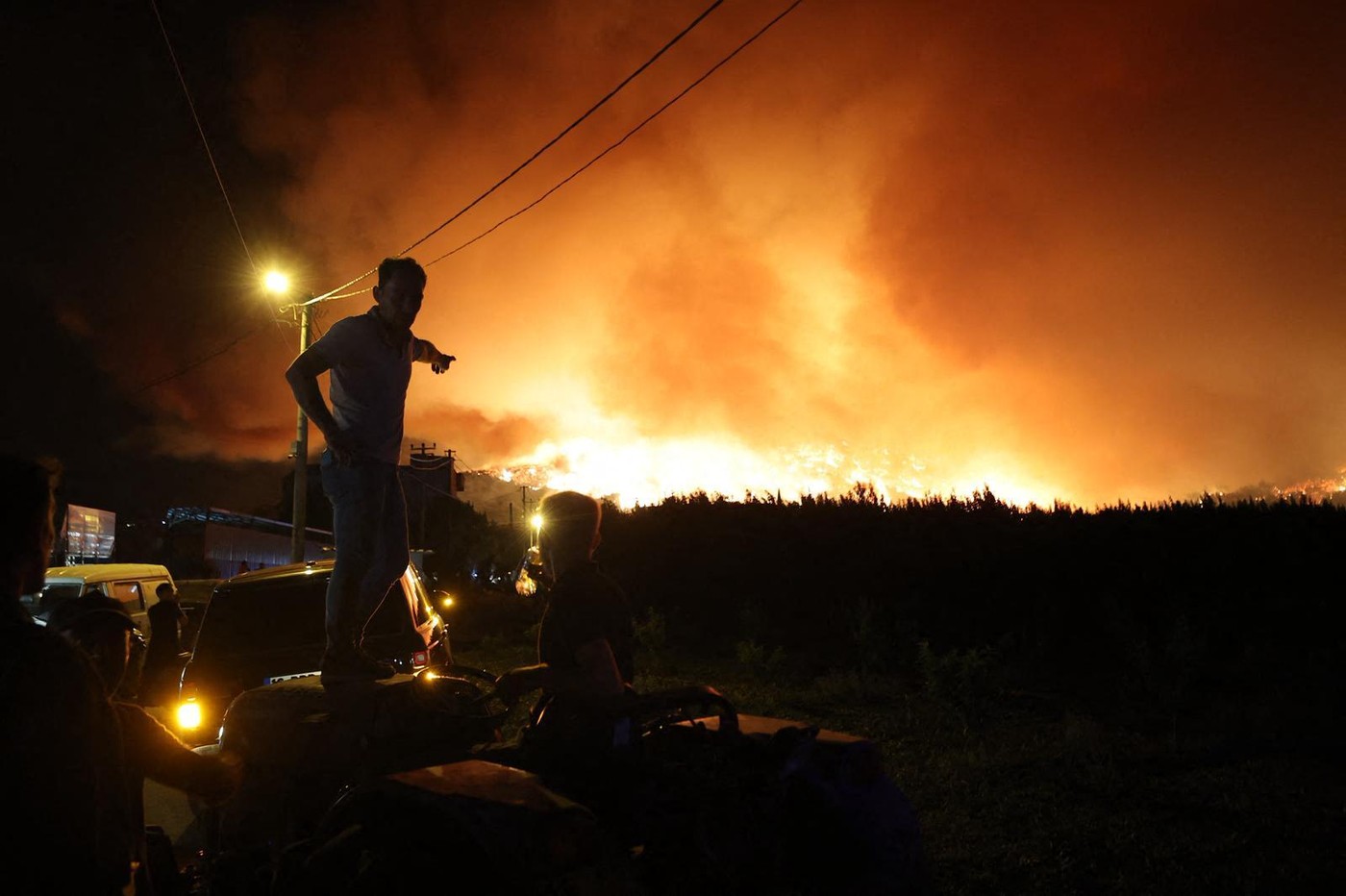 Tornadă de foc în Turcia, "diavolul de foc" e rezultatul caniculei și vântului puternic și fierbinte. 13 persoane au murit, drumuri blocate și oameni evacuați | VIDEO