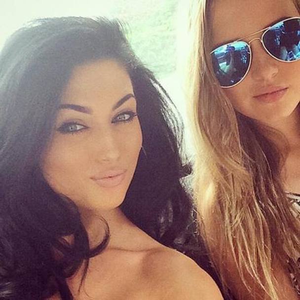 FOTO HOT / Ce ”diavoliţă roşie” şi-a tras fotbalistul lui Manchester, Luke Shaw!