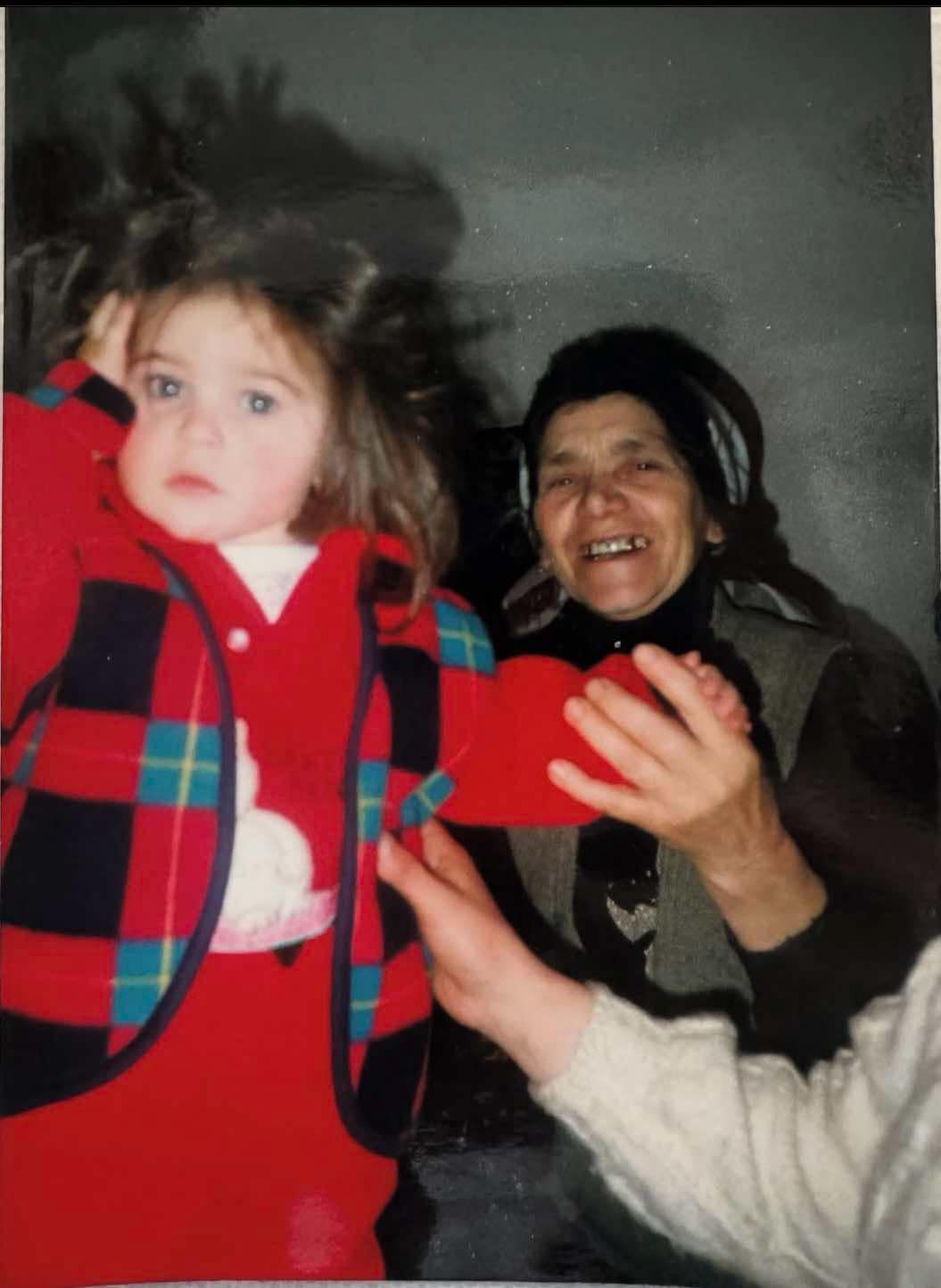 Imagini rare cu Theo Rose din copilărie. Artista a lansat documentarul „Theo Rose: Pe vechi. O călătorie în timp”
