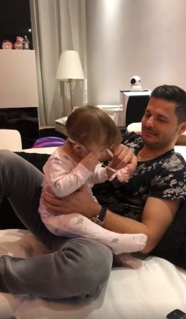 Liviu Vârciu e topit lângă fetița lui. Cum au fost filmați tatăl și fiica |  FOTO & VIDEO