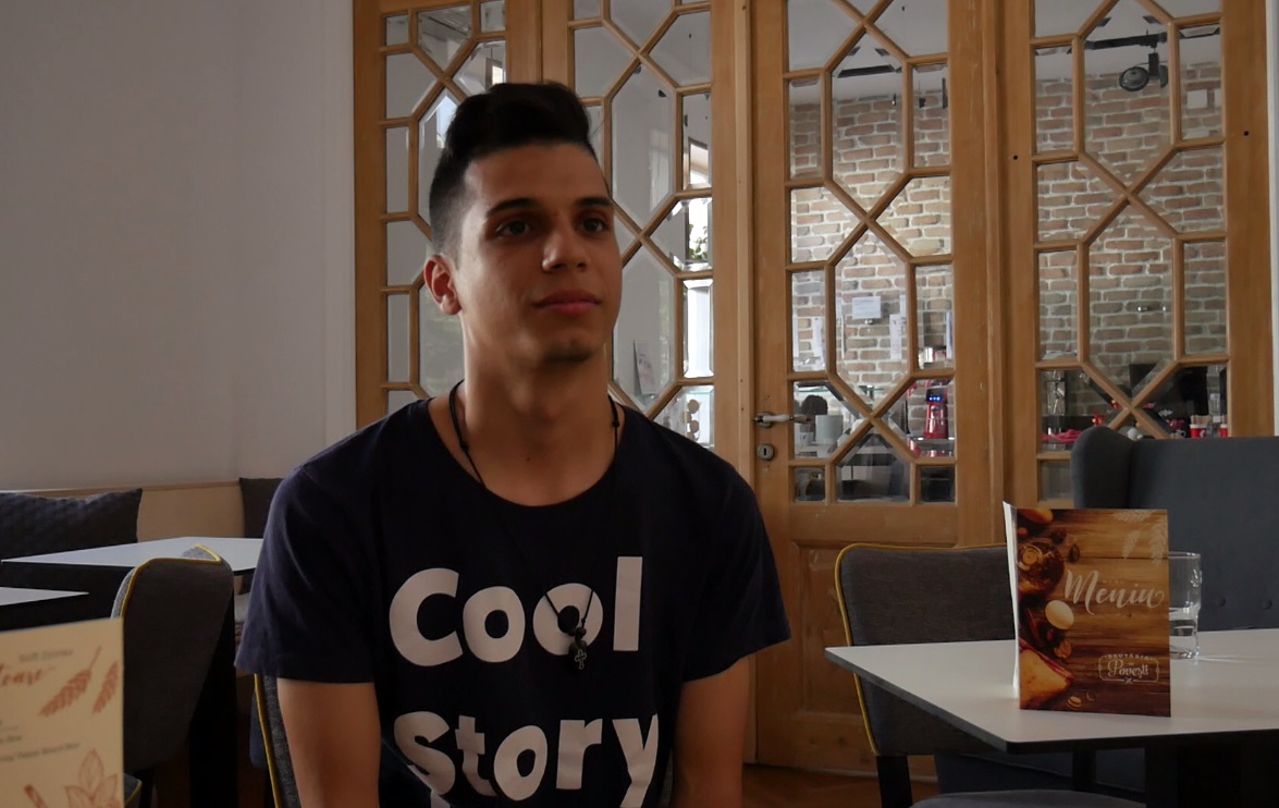 VIDEO / Din orfelinat, la primul job. Un hostel și o cafenea din București au angajat tineri ieșiți din centrele de plasament