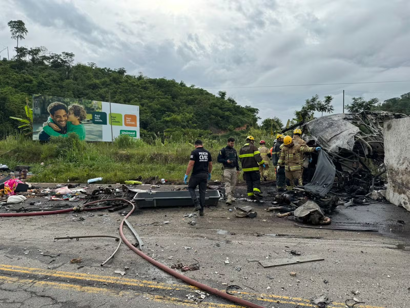 38 de oameni au murit într-un autocar peste care a căzut dintr-o basculantă un bloc de granit, pe o șosea din Brazilia