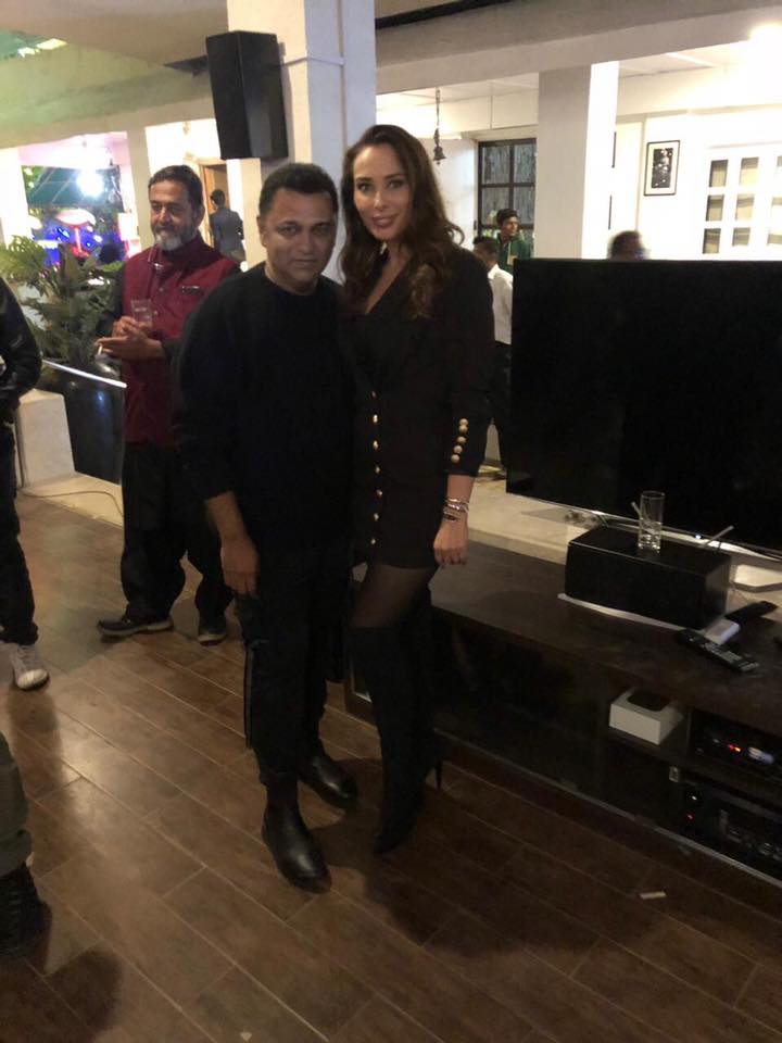 Iulia Vântur, în cea mai scurtă rochie de când s-a mutat în India. Super sexy la petrecere | FOTO