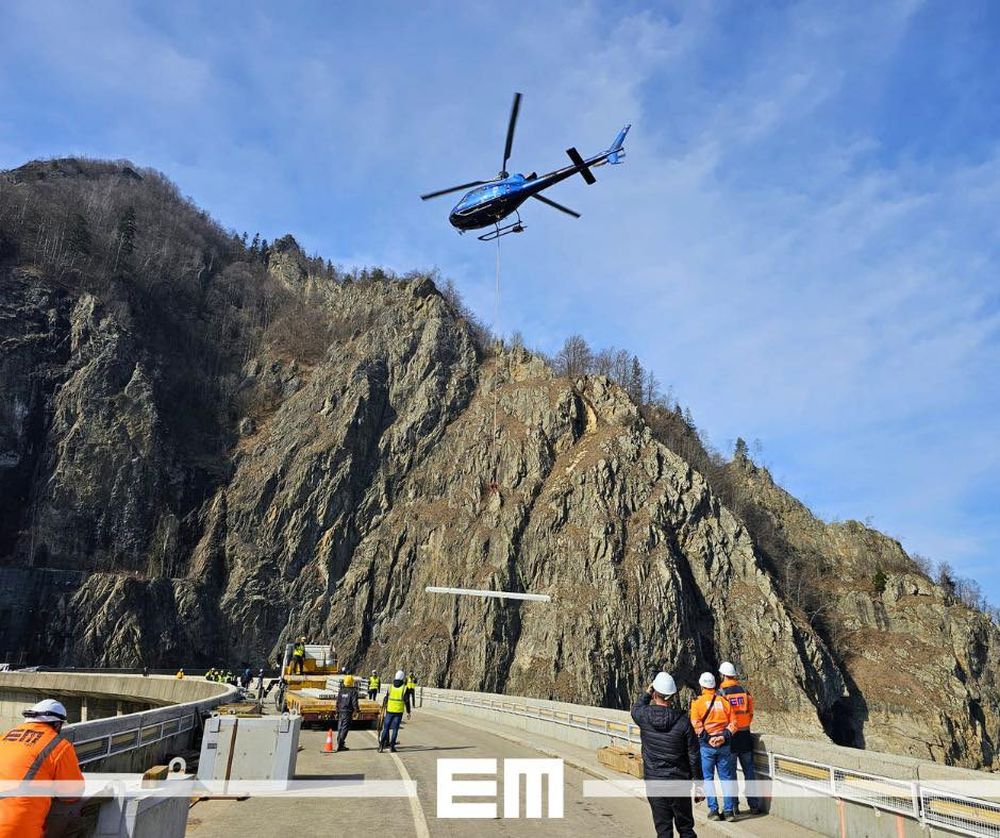 Când se reumple lacul Vidraru: a fost adus inclusiv un elicopter la baraj