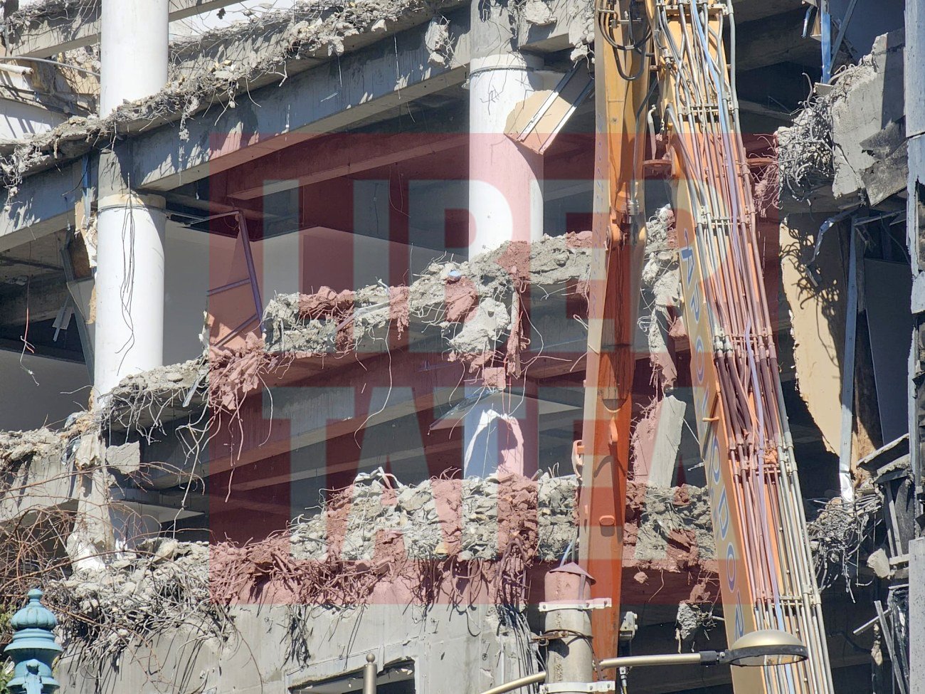 A început demolarea sediului BCR din Calea Victoriei, fostă clădire Bancorex în anii ’90. Cum va arăta zona peste câțiva ani
