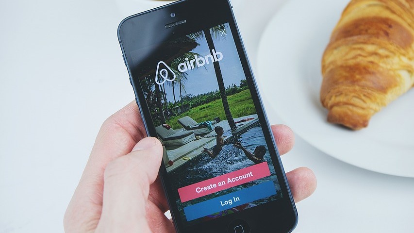 Több ponton megsértette a Airbnb-irányelveket az OnlyFans modell, aki 101 férfival feküdt le egy nap alatt a kiadott ingatlanban