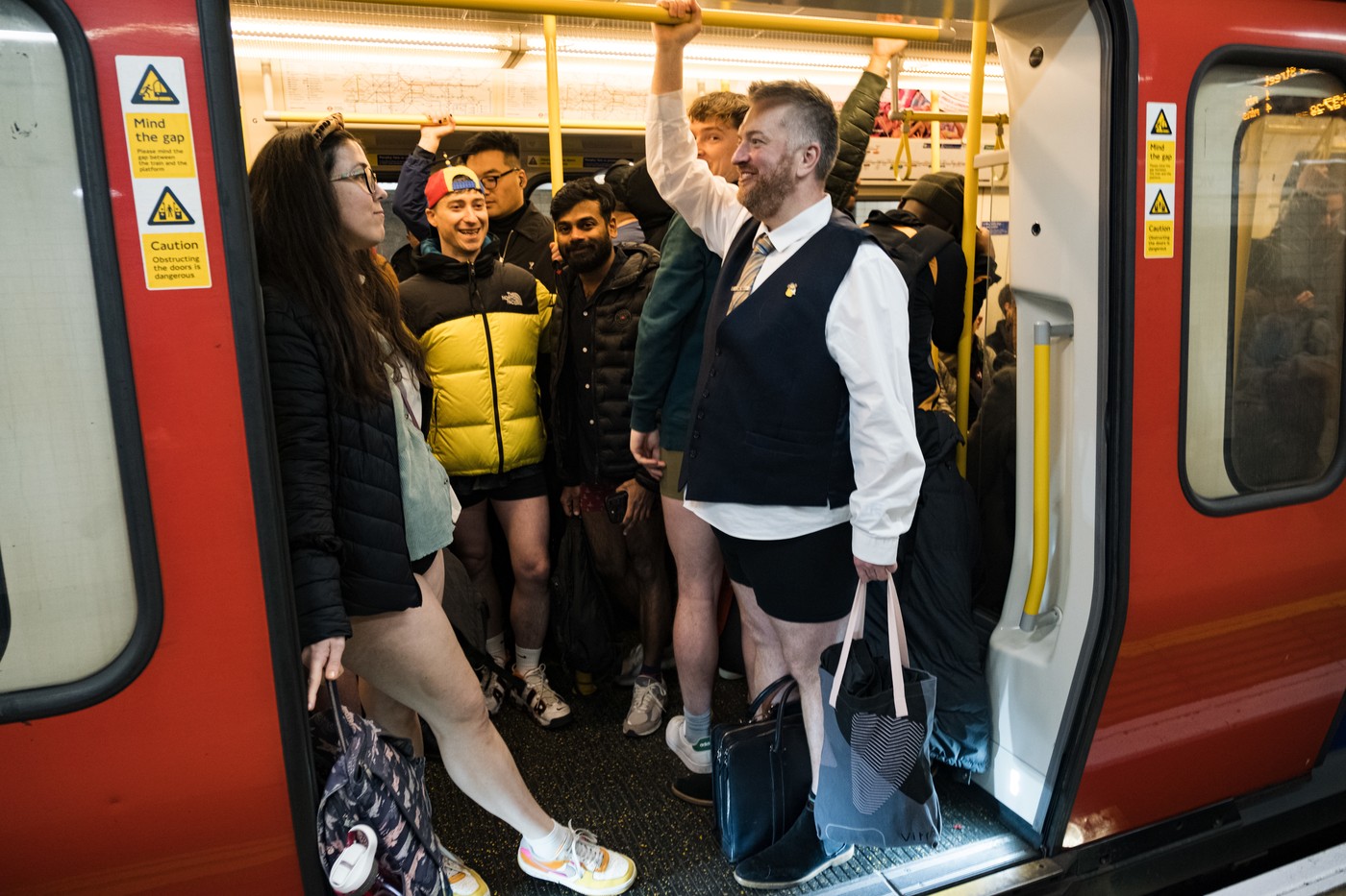 Sute de londonezi au mers cu metroul în lenjerie intimă, la temperaturi de -4 grade Celsius: „Este o distracție inofensivă”