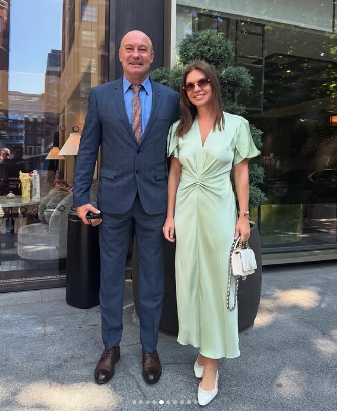 Cât costă rochia verde purtată de Simona Halep la Wimbledon. A accesorizat-o cu o geantă Chanel și bijuterii Van Cleef &amp; Arpels și Cartier