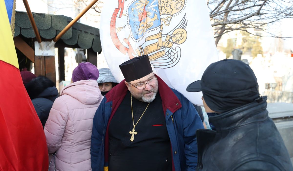 Coada de sute de oameni la mormântul preotului legionar Ilie Lăcătușu, canonizat de BOR în 2024: „L-am cunoscut personal”