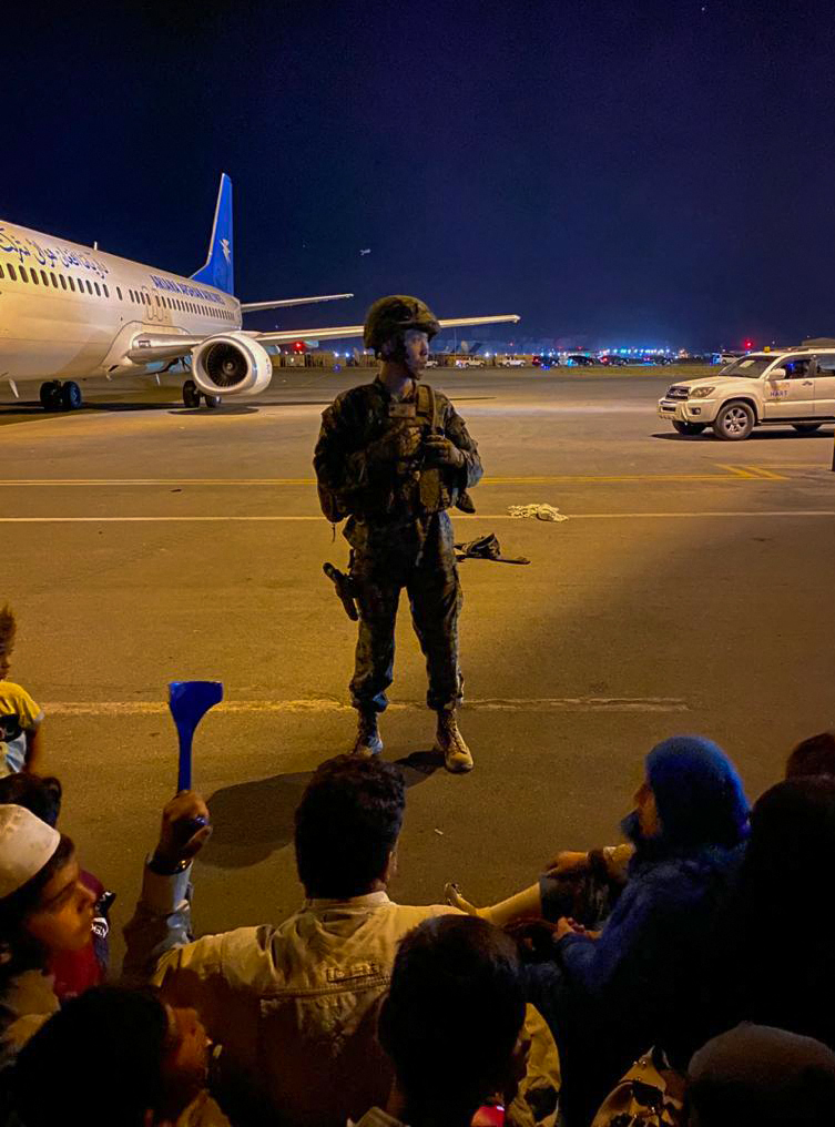 Disperare pe aeroportul din Kabul. Cel puțin 5 morți, după ce mii de oameni s-au îmbulzit să prindă un loc într-un avion
