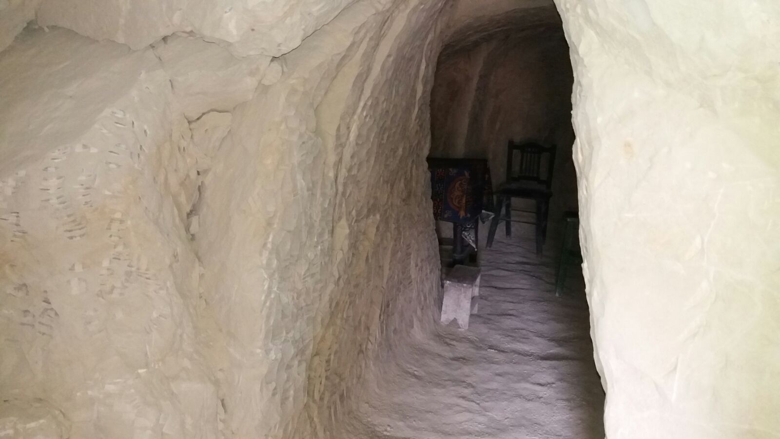 FOTO/ Un prahovean și-a săpat casă într-o stâncă. Cum arată „locuința”