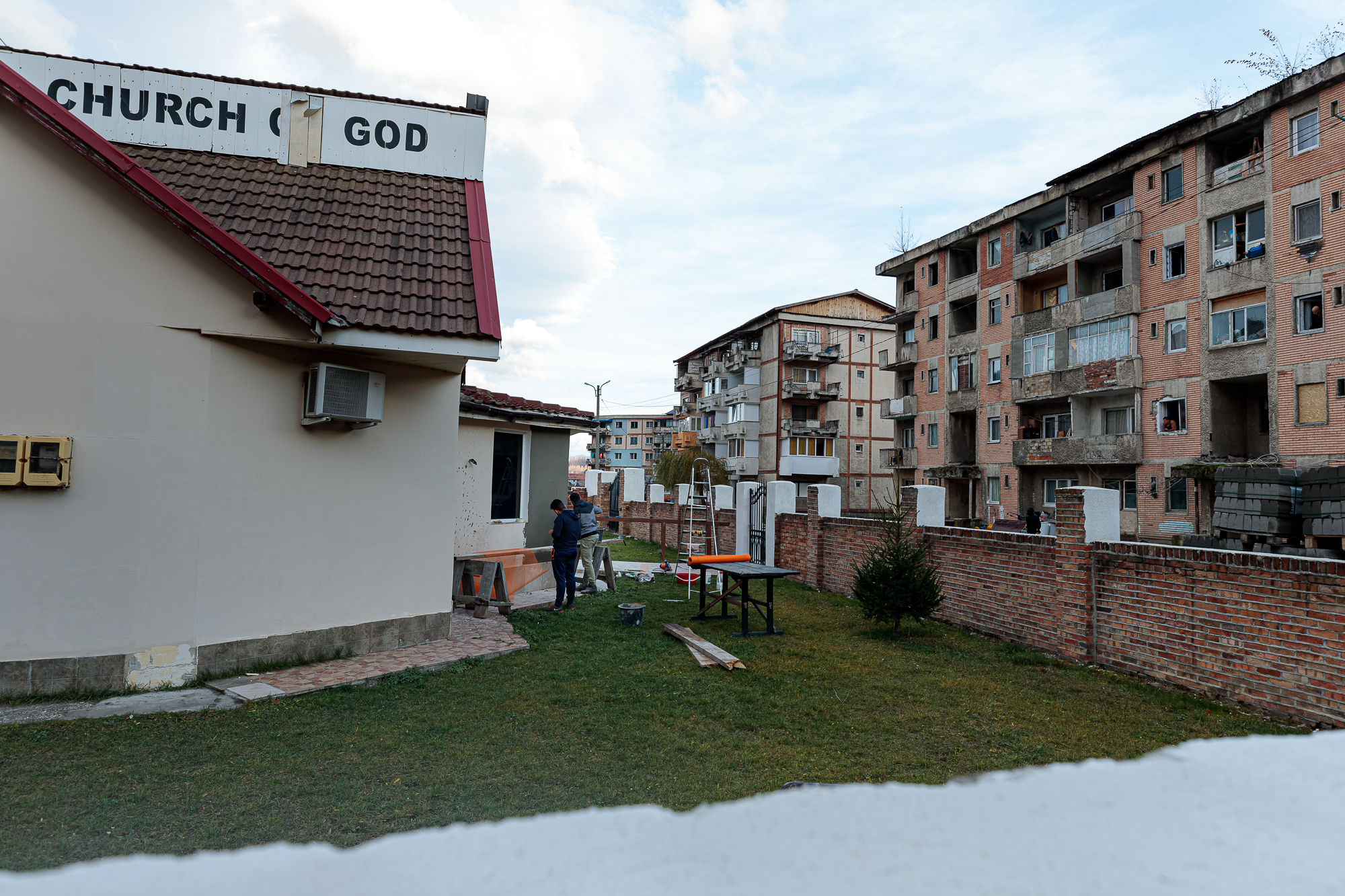 Reportaj în Valea Resemnării | Oamenii din Valea Jiului pun în urnă votul, nu și speranța lor de mai bine. ”Suntem în ruină, dar încercăm să rămânem oameni”
