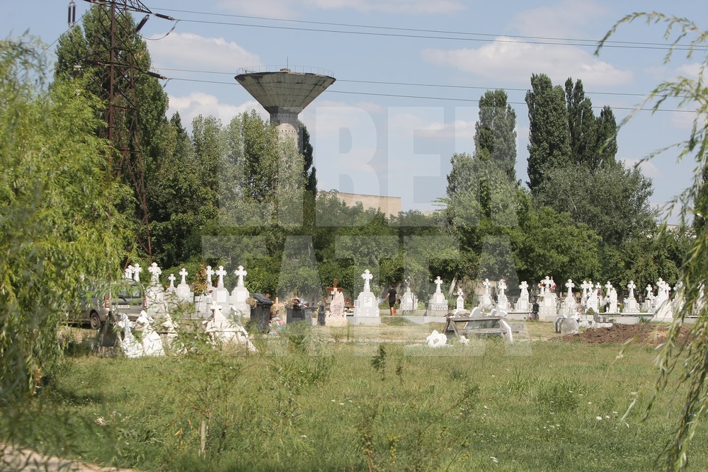 VIDEO. Înmormântarea femeii sinucigașe de la Brănești și a celor trei fetițe. Trupul neînsuflețit al mamei, depus separat la capelă / GALERIE FOTO