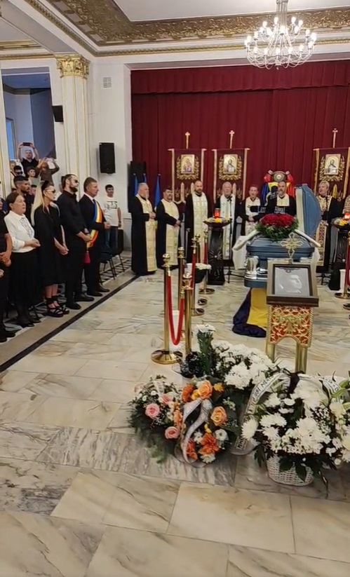 Cum au apărut soția și băiatul lui Mihai Leu la priveghi. Îmbrăcați în negru, aceștia au asistat la slujba oficiată de zece preoți