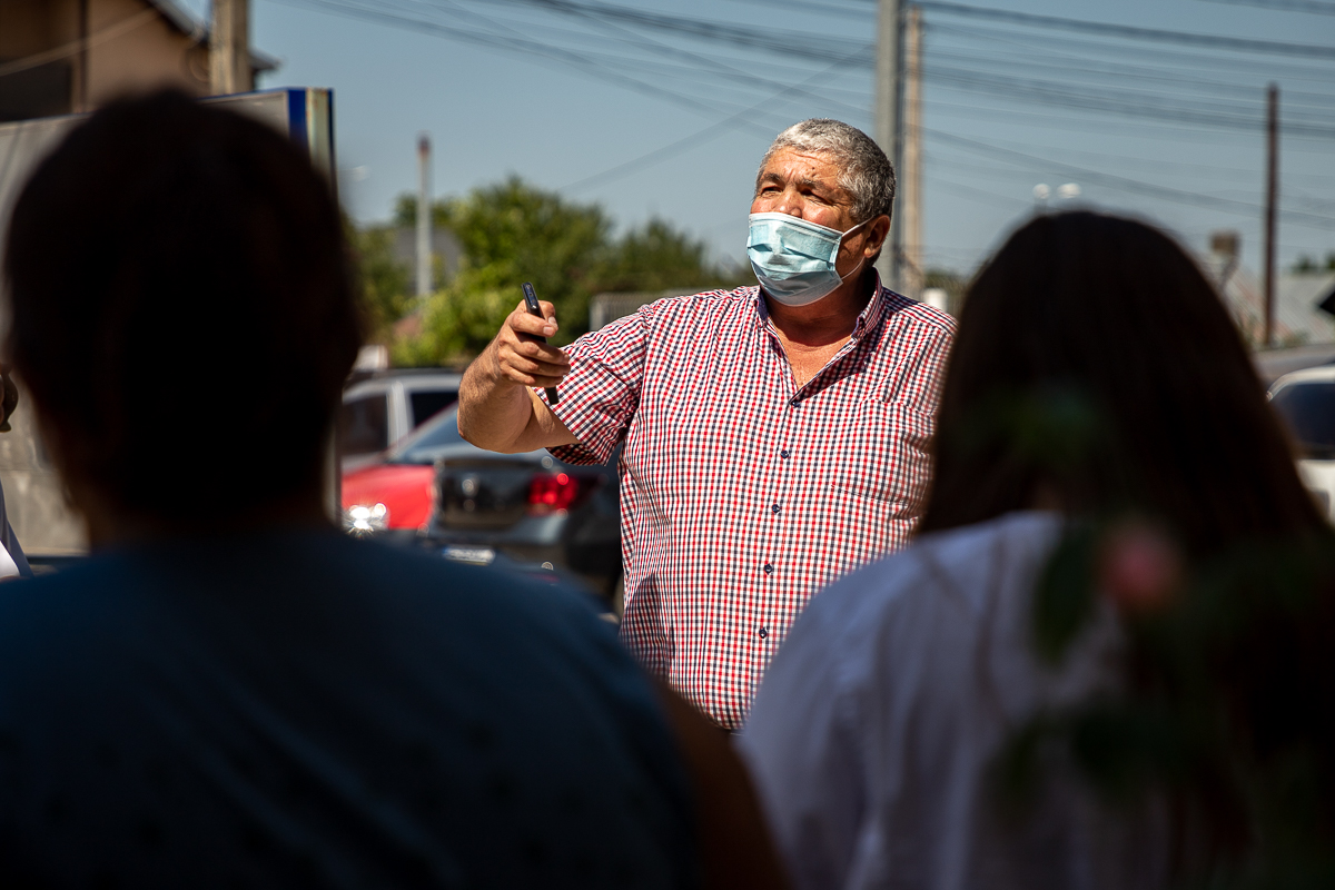 VIDEO | Bătălia pentru apă continuă în Poiana Lacului. Sătenii protestează, primarul le promite apă la program: “Dacă mor, n-au cu ce să mă spele!”
